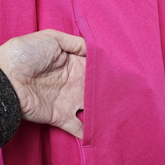 LOGO by Lori Goldstein Cotton Modal Seamed V-Neck Top w Pockets FUCHSIA - Picture 3 of 7